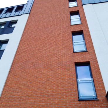 Beżowy klej dyspersyjny Izoflex SK-205 – spójne wykończenie elewacji