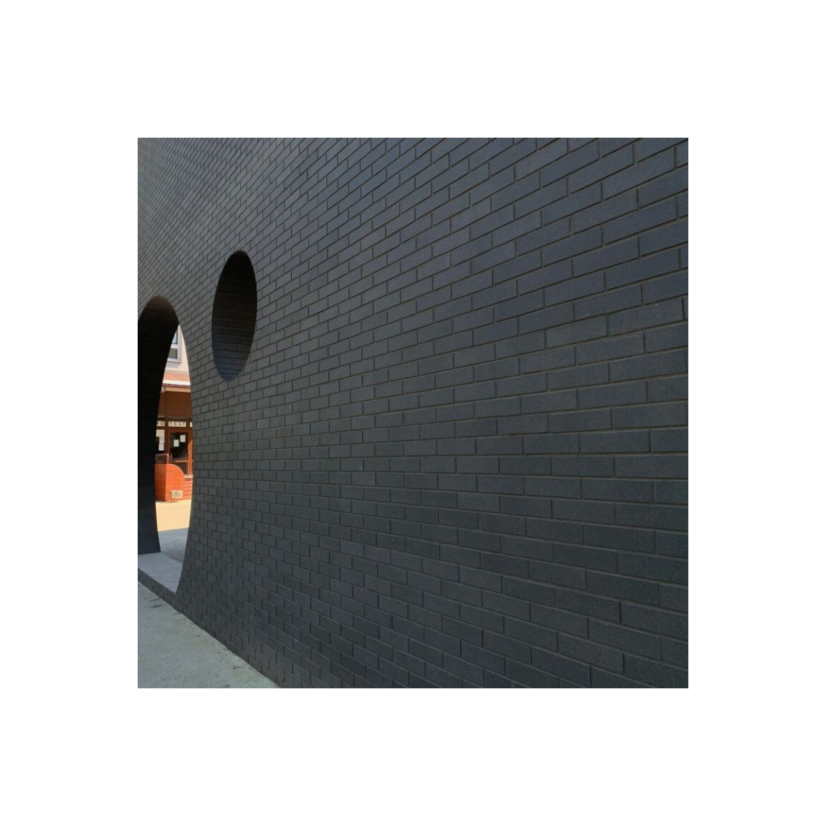 Antracytowy klej dyspersyjny Izoflex SK-222 – wyraziste wykończenie elewacji