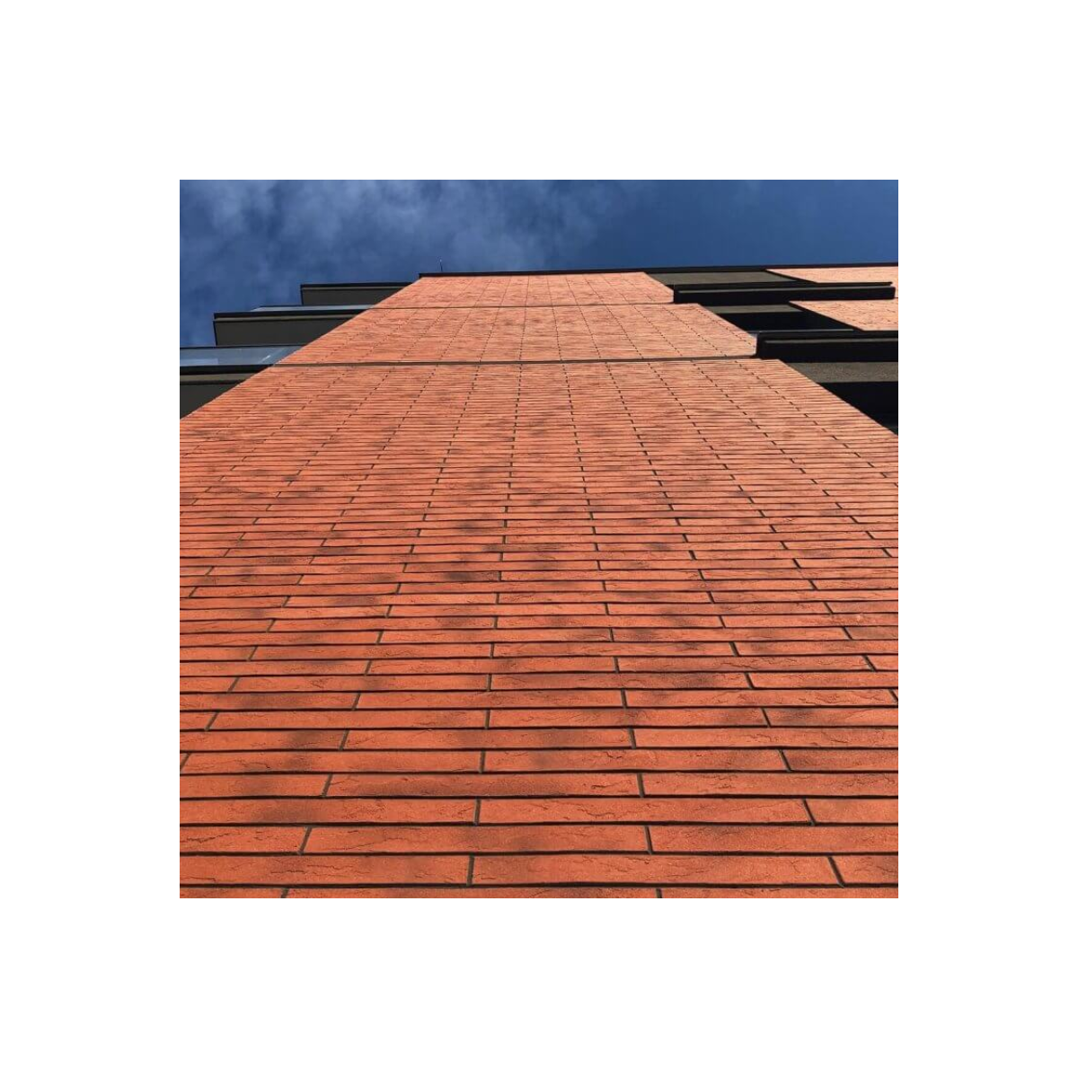 Antracytowy klej dyspersyjny Izoflex SK-222 – wyraziste wykończenie elewacji