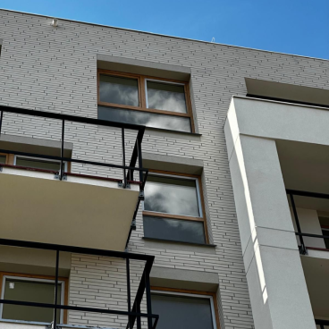 Budynek mieszkalny z elewacją Izoflex 1029 Alaska – lekkie płytki elewacyjne