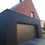 Nowoczesna elewacja garażu z płytkami Izoflex 5108 Grenada – czarne elastyczne płytki klinkierowe