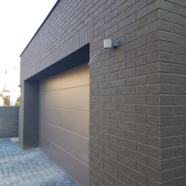 Elewacja garażu wykończona płytkami Izoflex 5108 Grenada