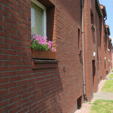 Elewacja z płytki SC.6105 Sofia z efektem postarzenia w zabudowie szeregowej