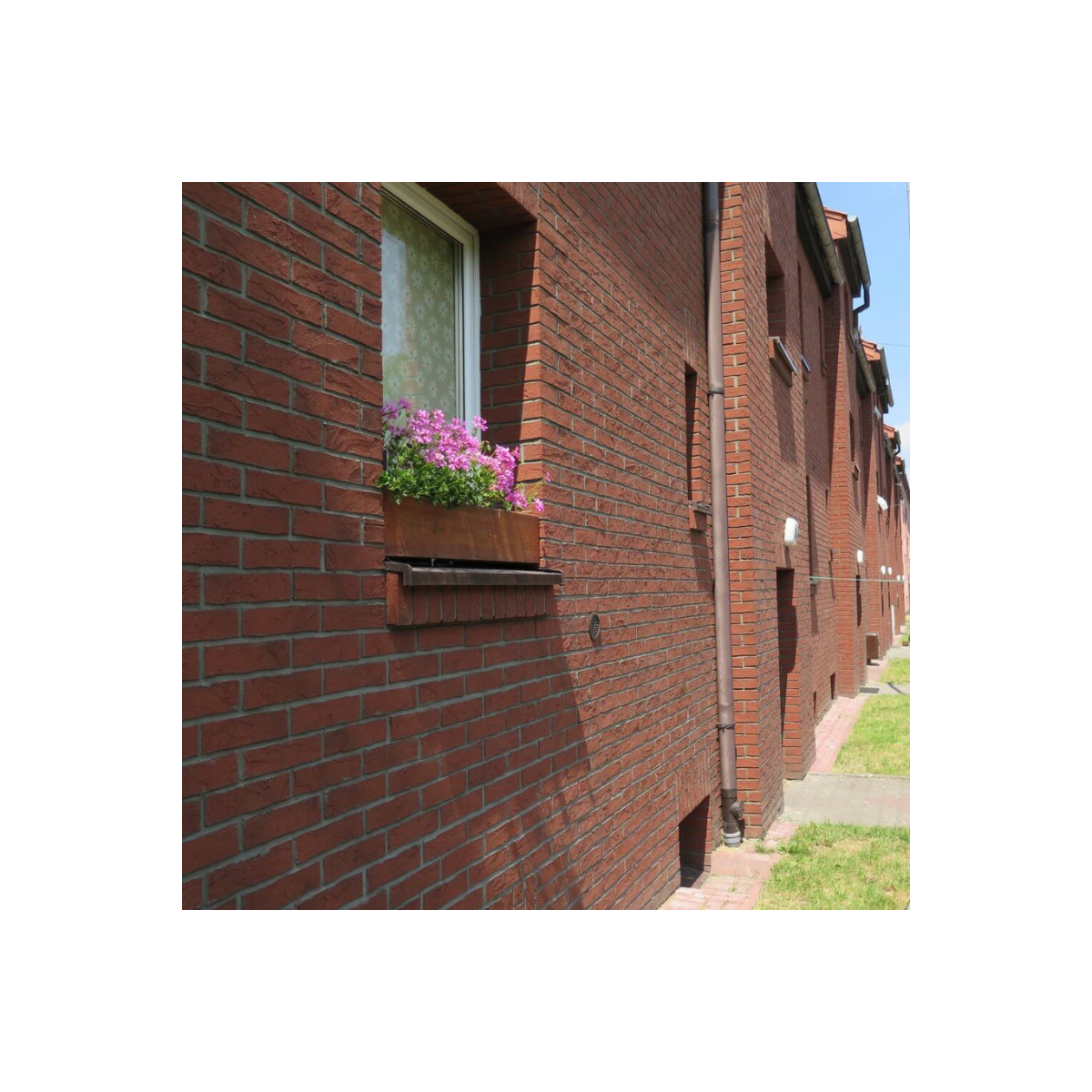 Elewacja z płytki SC.6105 Sofia z efektem postarzenia w zabudowie szeregowej