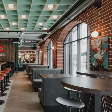 Industrialne wnętrze restauracji z płytką SC.6105 Sofia