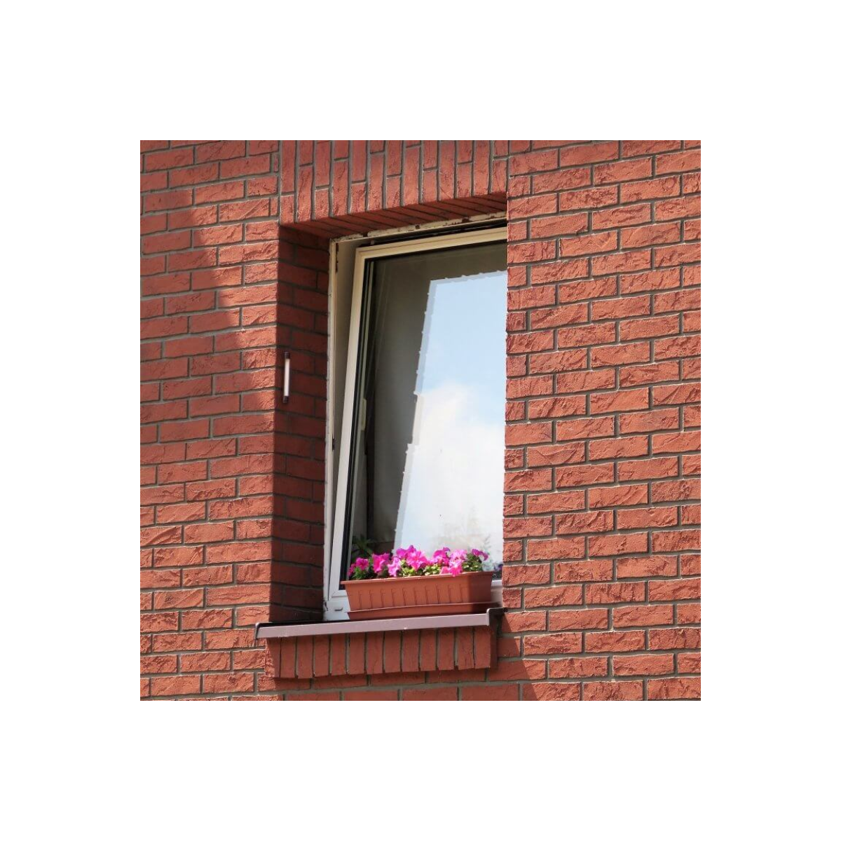 Okno w elewacji z płytek SC.6105 Sofia – klasyczna czerwień z akcentem kwiatowym