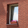 Okno w elewacji z płytek SC.6105 Sofia – klasyczna czerwień z akcentem kwiatowym