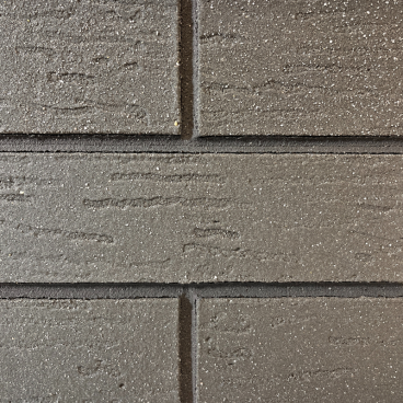 Struktura cegiełki Izoflex IO162 – wyrazista antracytowa powierzchnia z naturalnym ziarnem