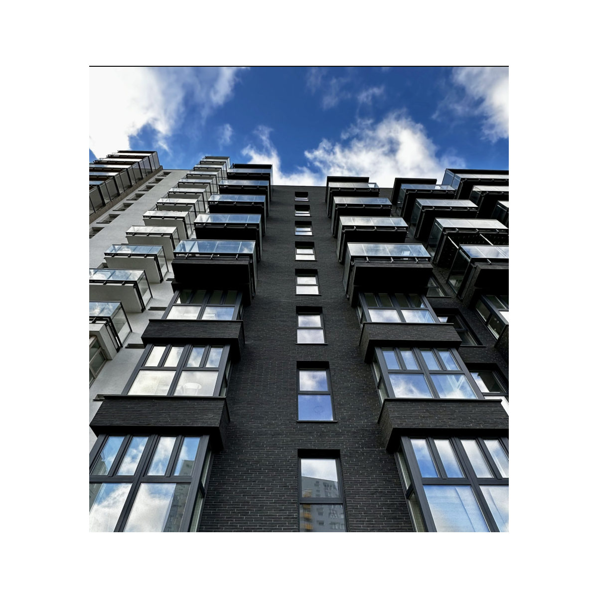 Elastyczne płytki elewacyjne 5150 Arno – surowa czerń i tekstura węgla