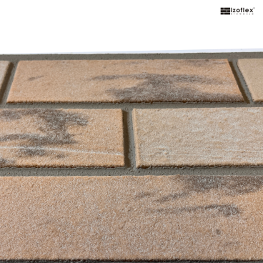 Płytki elewacyjne Sandmix 1 – jasnobeżowe cegiełki z ciemnymi przebarwieniami