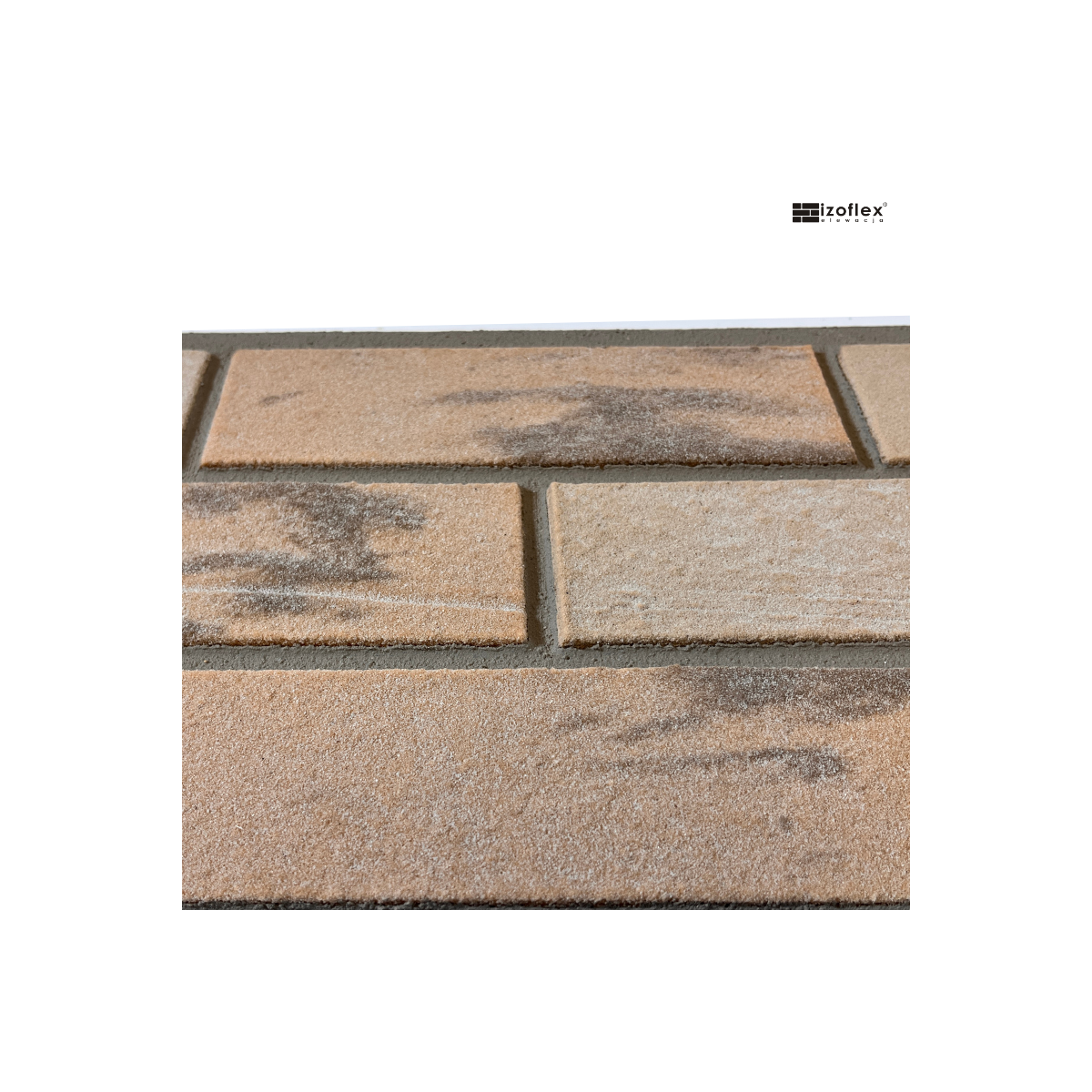 Płytki elewacyjne Sandmix 1 – jasnobeżowe cegiełki z ciemnymi przebarwieniami