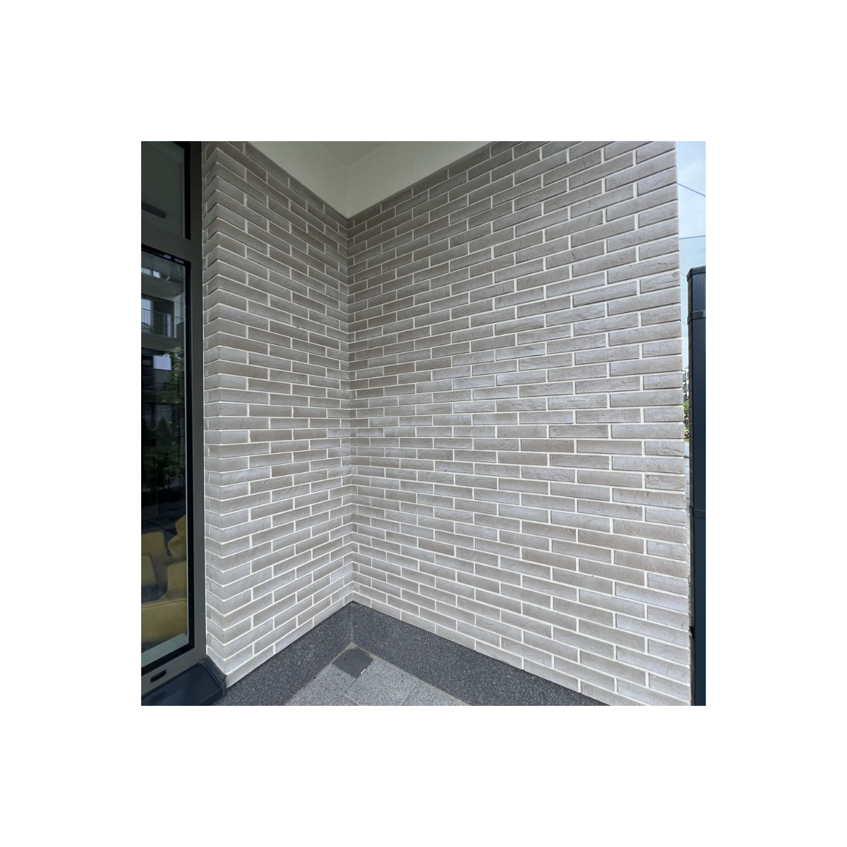 Klej fuga jasna K03 z jasnymi beżowymi płytkami