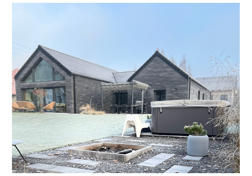 Prace elewacyjne zimą – co musisz wiedzieć, zanim zamontujesz płytki elastyczne?